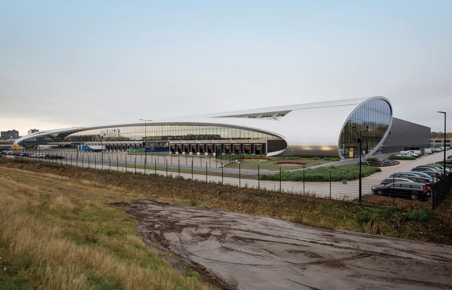 ConceptFolding 77 Alumínium tolóajtók és ConceptWall 50 Alumínium függönyfalak - Warehouse DC New Logic III található Tilburg, Hollandia