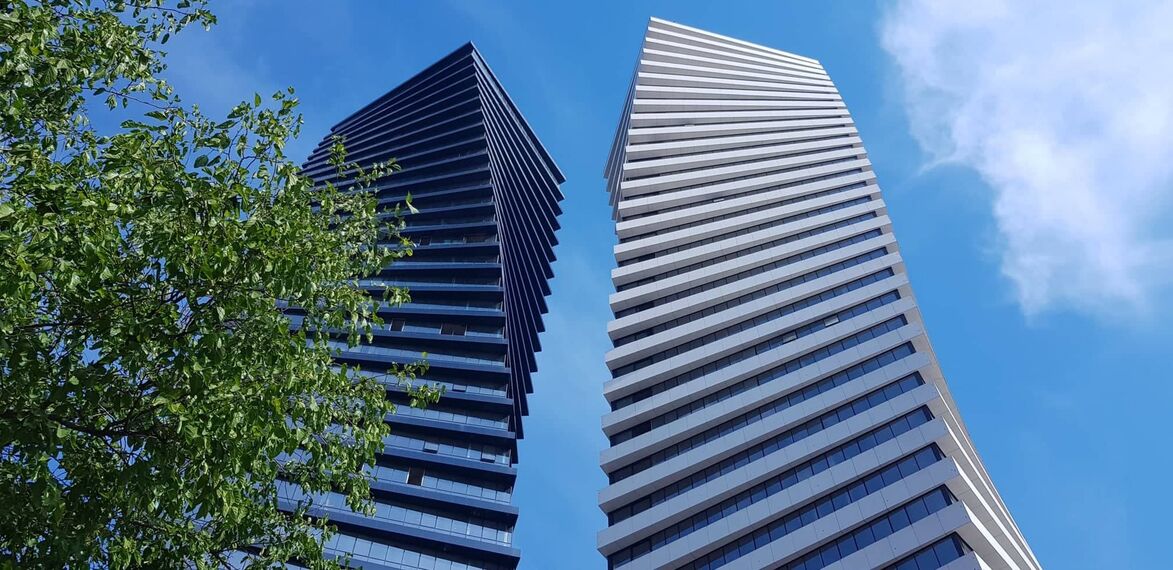 ConceptWall 50 Alumínium függönyfalak, ConceptSystem 77 Alumínium ajtók és ConceptSystem 77 Alumínium ablakok - Lakás komplexum Axis Towers található Tbilisi, Grúzia