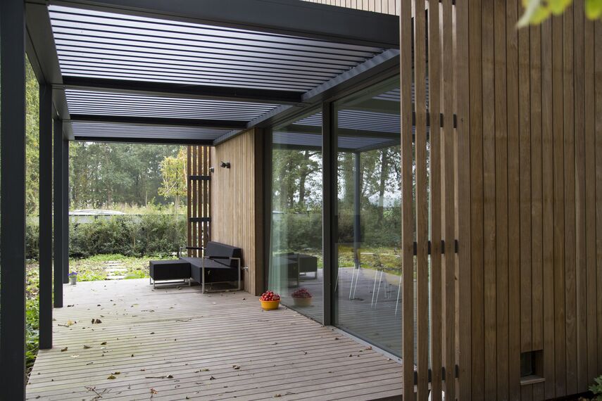 CS 86-HI (c) Törölt rendszerek, ConceptWall 50 Alumínium függönyfalak és HiFinity Alumínium tolóajtók - Villa Forest villa Voorschoten található Voorschoten, Hollandia