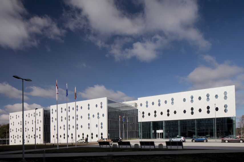 CI 45 Alumínium ablakok, ConceptSystem 77 Alumínium ajtók, ConceptSystem 77 Alumínium ablakok és CW 50-HI Alumínium függönyfalak - College/University National Centre  of Physical and Technological Sciences található Vilnius, Litvánia