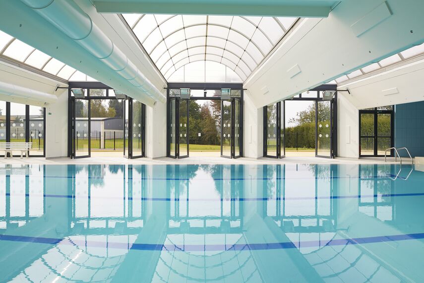 CS 86-HI (c) Törölt rendszerek és ConceptFolding 77 Alumínium tolóajtók - Swimming pool Swimming Pool találhatóFranciaország