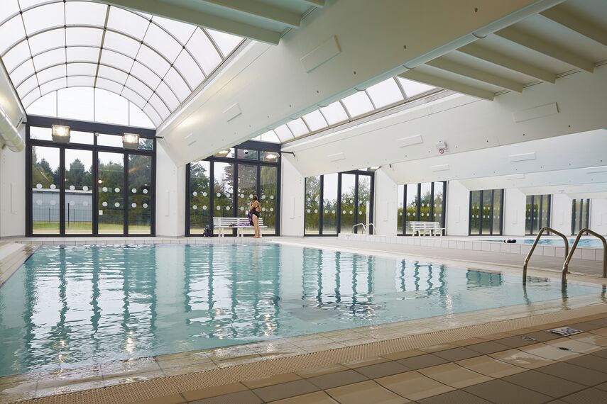 CS 86-HI (c) Törölt rendszerek és ConceptFolding 77 Alumínium tolóajtók - Swimming pool Swimming Pool találhatóFranciaország