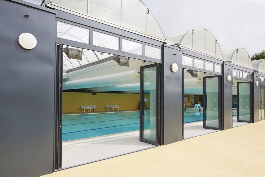 CS 86-HI (c) Törölt rendszerek és ConceptFolding 77 Alumínium tolóajtók - Swimming pool Swimming Pool találhatóFranciaország