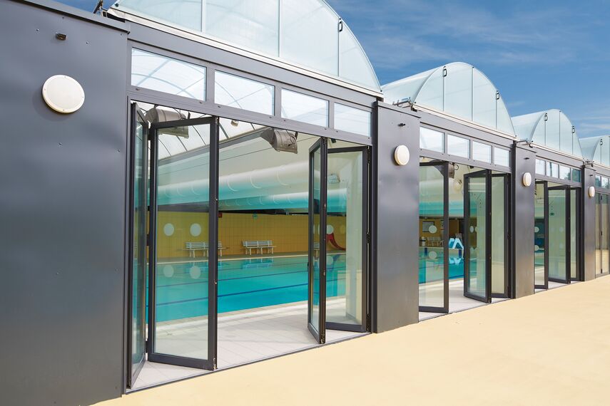 CS 86-HI (c) Törölt rendszerek és ConceptFolding 77 Alumínium tolóajtók - Swimming pool Swimming Pool találhatóFranciaország