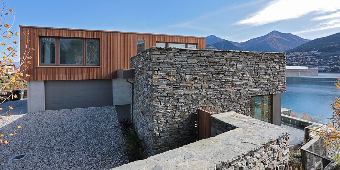 ConceptFolding 77 Alumínium tolóajtók és ConceptSystem 77 Alumínium ablakok - Lake Wakatipu House található Otago, Új-Zéland