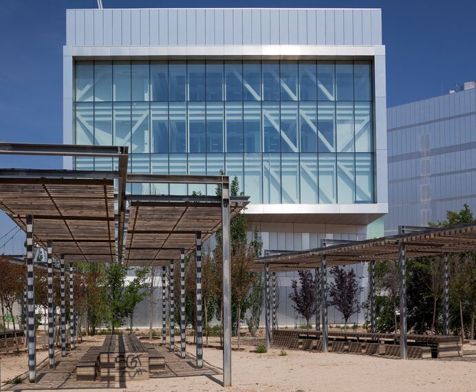 XS 68 Alumínium ablakok, CW 65-EF Alumínium függönyfalak, ConceptSystem 77 Alumínium ablakok és CW 50-SC Alumínium függönyfalak - Congress center Etopia Centre for Art and Technology található Zaragosa, Spanyolország