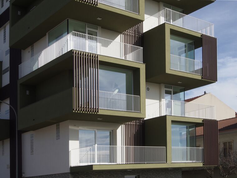 ConceptSystem 77 Alumínium ablakok, ThermoSystem 68 Alumínium ablakok és ConceptPatio 68 Alumínium tolóajtók - Lakás komplexum La casa sull'olivo található Ragusa, Olaszország