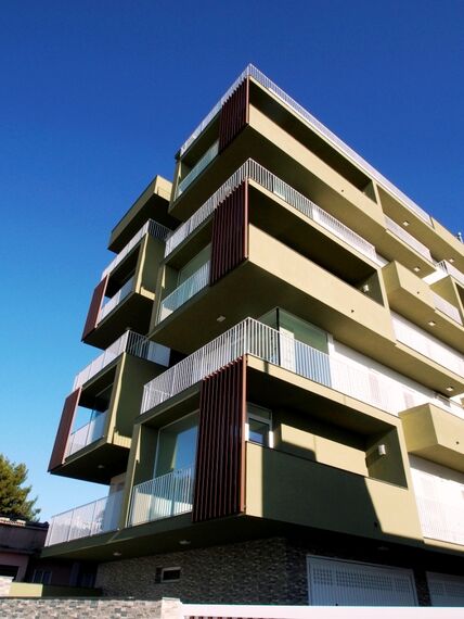 ConceptSystem 77 Alumínium ablakok, ThermoSystem 68 Alumínium ablakok és ConceptPatio 68 Alumínium tolóajtók - Lakás komplexum La casa sull'olivo található Ragusa, Olaszország