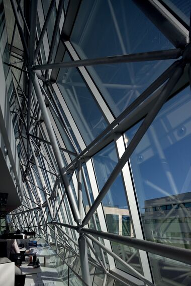 ConceptSystem 77 Alumínium ajtók, ConceptWall 60 Alumínium függönyfalak és ConceptSystem 77 Alumínium ablakok - Office building Ambar Engineering & Innovation Centre található Santander, Spanyolország