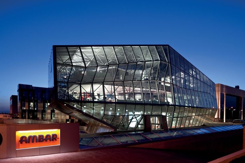 ConceptSystem 77 Alumínium ajtók, ConceptWall 60 Alumínium függönyfalak és ConceptSystem 77 Alumínium ablakok - Office building Ambar Engineering & Innovation Centre található Santander, Spanyolország