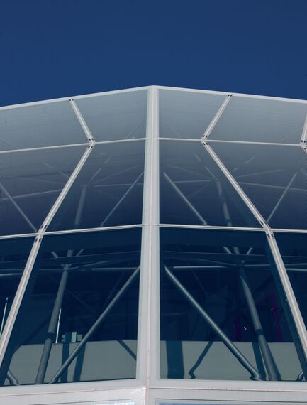 ConceptSystem 77 Alumínium ajtók, ConceptWall 60 Alumínium függönyfalak és ConceptSystem 77 Alumínium ablakok - Office building Ambar Engineering & Innovation Centre található Santander, Spanyolország