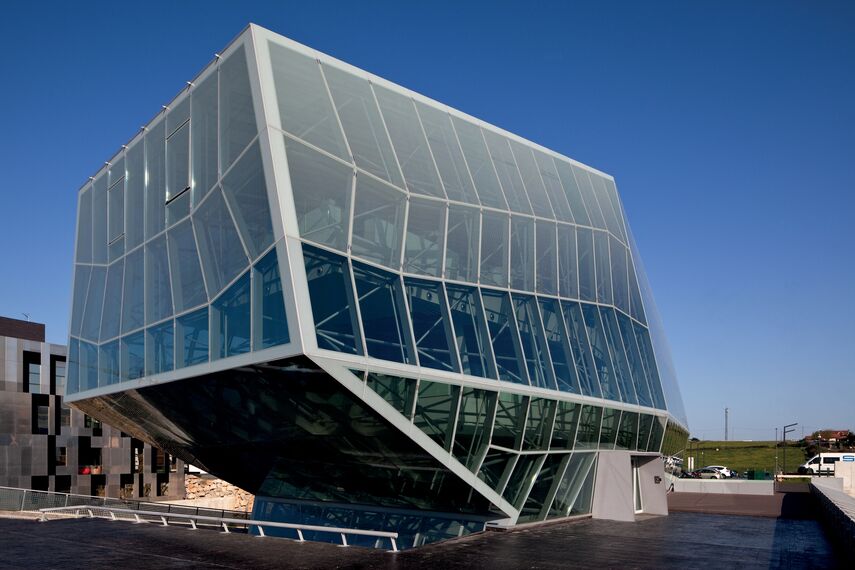 ConceptSystem 77 Alumínium ajtók, ConceptWall 60 Alumínium függönyfalak és ConceptSystem 77 Alumínium ablakok - Office building Ambar Engineering & Innovation Centre található Santander, Spanyolország