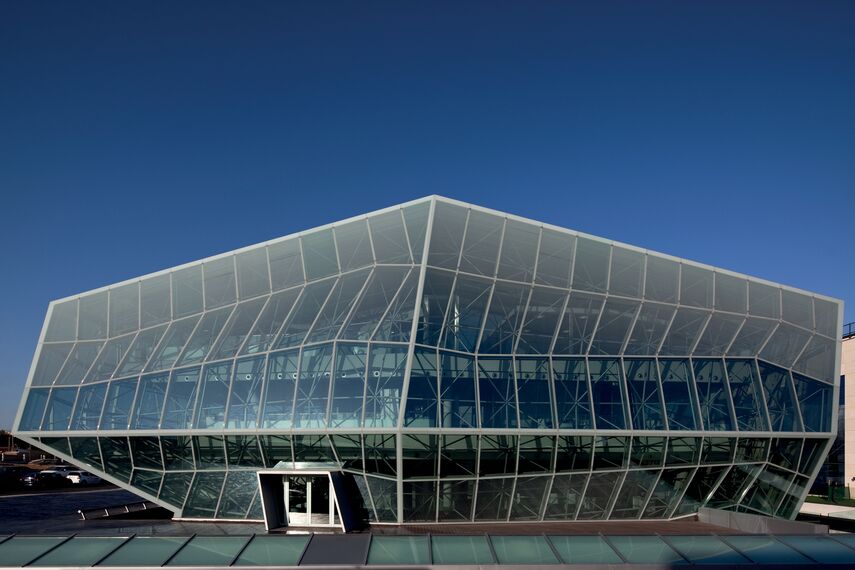 ConceptSystem 77 Alumínium ajtók, ConceptWall 60 Alumínium függönyfalak és ConceptSystem 77 Alumínium ablakok - Office building Ambar Engineering & Innovation Centre található Santander, Spanyolország