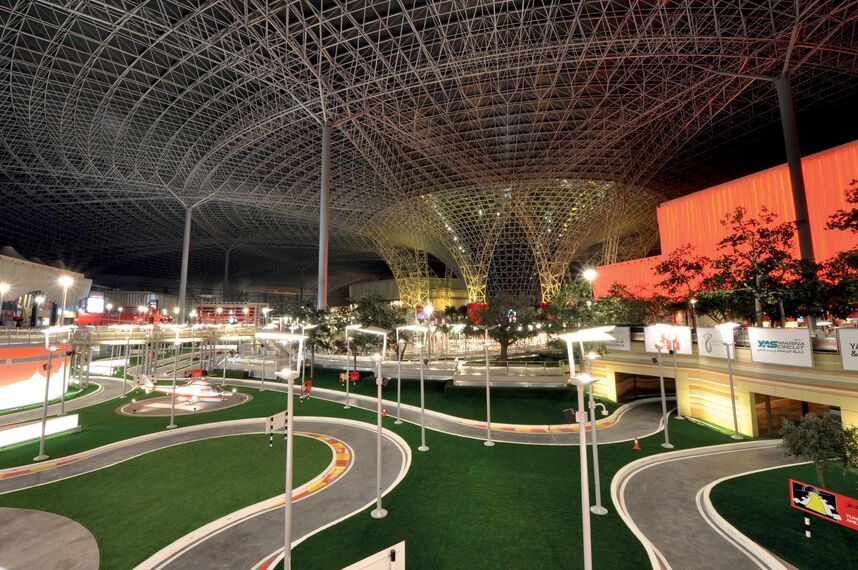 ConceptWall 86 Alumínium függönyfalak - Race track Ferrari World Abu Dhabi található Abu Dhabi, Egyesült Arab Emírségek