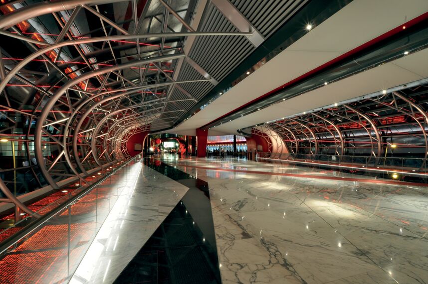 ConceptWall 86 Alumínium függönyfalak - Race track Ferrari World Abu Dhabi található Abu Dhabi, Egyesült Arab Emírségek