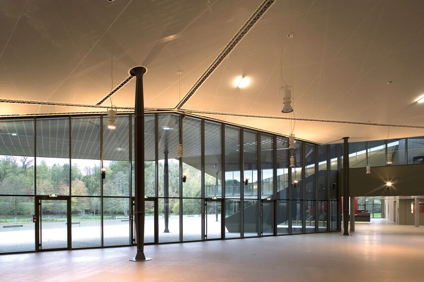 ConceptWall 50 Alumínium függönyfalak és CW 50-FV Alumínium függönyfalak - Museum Historial De La Vendée Museum található Les Lucs-sur-Boulogne, Franciaország