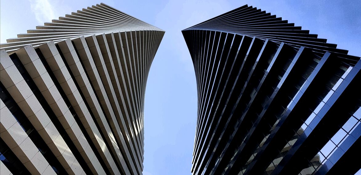 ConceptWall 50 Alumínium függönyfalak, ConceptSystem 77 Alumínium ajtók és ConceptSystem 77 Alumínium ablakok - Lakás komplexum Axis Towers található Tbilisi, Grúzia