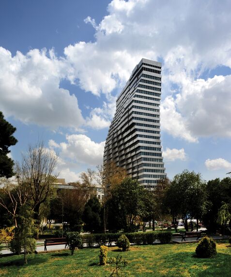 ConceptWall 60 Alumínium függönyfalak, ConceptSystem 68 Alumínium ablakok és Ventalis Kiegészítő rendszerek - Office building Jaam Tower található Tehran, Irán