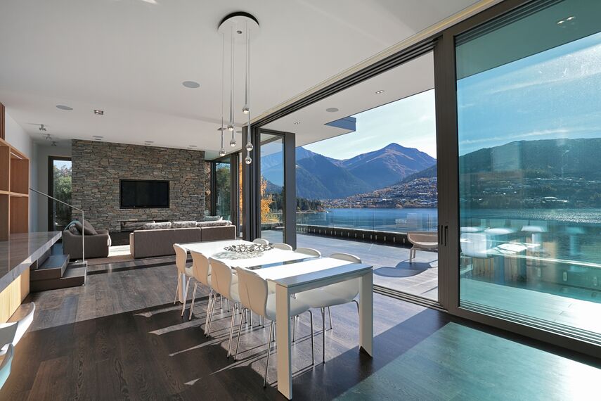 ConceptFolding 77 Alumínium tolóajtók és ConceptSystem 77 Alumínium ablakok - Lake Wakatipu House található Otago, Új-Zéland