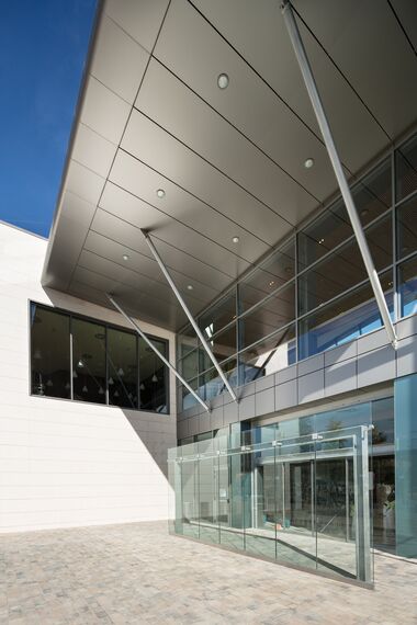 ConceptSystem 59Pa Alumínium ablakok, CW 50-ALU ON STEEL Alumínium függönyfalak, ES 50 Alumínium ablakok, CW 50 Standard Alumínium függönyfalak, CW 50 Alumínium függönyfalak és CS 59Pa Clampable Door Alumínium ajtók - Puerto Venecia található Zaragosa, Spanyolország