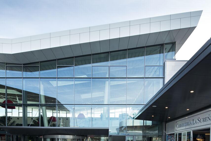 ConceptSystem 59Pa Alumínium ablakok, CW 50-ALU ON STEEL Alumínium függönyfalak, ES 50 Alumínium ablakok, CW 50 Standard Alumínium függönyfalak, CW 50 Alumínium függönyfalak és CS 59Pa Clampable Door Alumínium ajtók - Puerto Venecia található Zaragosa, Spanyolország