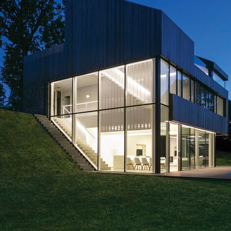 Jól megvilágított magánlakás sok üveggel éjszaka.