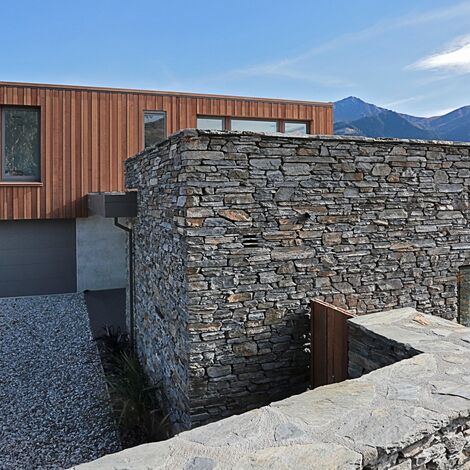 ConceptFolding 77 Alumínium tolóajtók és ConceptSystem 77 Alumínium ablakok - Lake Wakatipu House található Otago, Új-Zéland