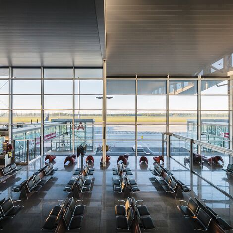 ConceptWall 60 Alumínium függönyfalak, ConceptSystem 77 Alumínium ablakok, ConceptSystem 59Pa Alumínium ablakok, ConceptWall 50 Alumínium függönyfalak, CW 50-FP Alumínium függönyfalak és CW 50-SG Alumínium függönyfalak - MPL Passenger Terminal található Wrocław, Lengyelország