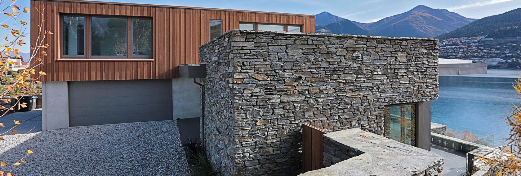 ConceptFolding 77 Alumínium tolóajtók és ConceptSystem 77 Alumínium ablakok - Lake Wakatipu House található Otago, Új-Zéland