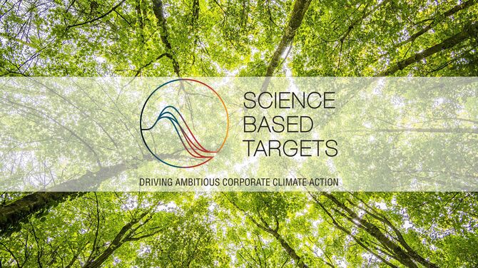 A Science Based Targets kezdeményezés logója zöld fák teteje előtt.