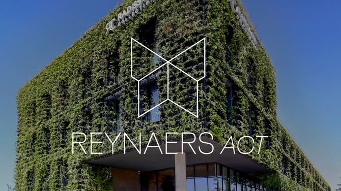 Reynaers Act logó a zöld épület homlokzata előtt.