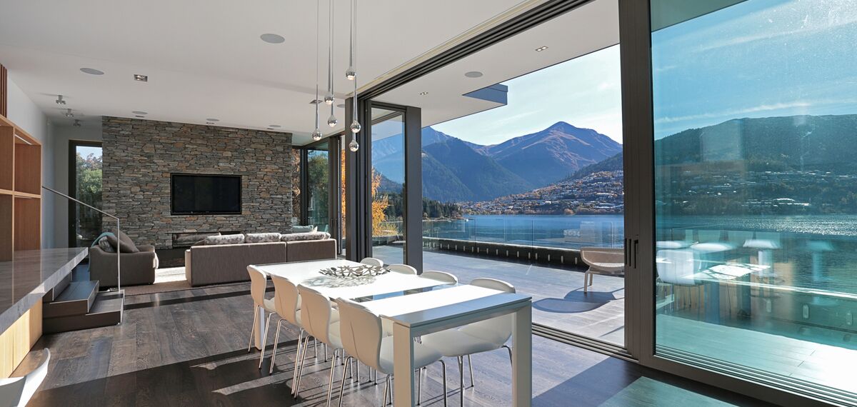 ConceptFolding 77 Alumínium tolóajtók és ConceptSystem 77 Alumínium ablakok - Lake Wakatipu House található Otago, Új-Zéland