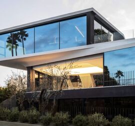 Modern ház nagy Reynaers Aluminium ablakokkal és elegáns, minimalista dizájnnal.