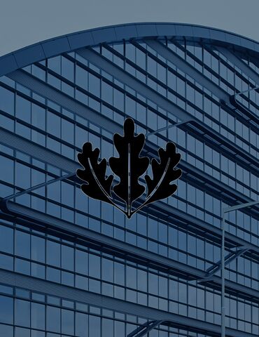 LEED logó egy modern irodaház előtt.