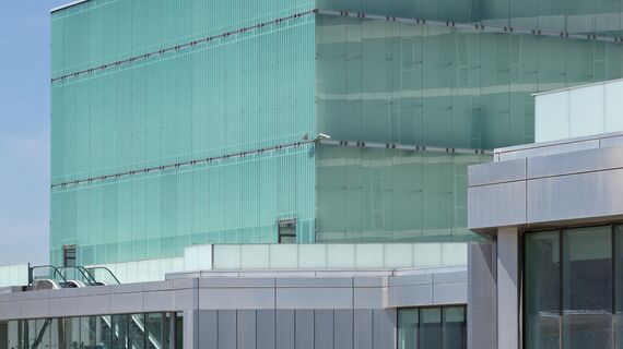 XS 68 Alumínium ablakok, CW 65-EF Alumínium függönyfalak, ConceptSystem 77 Alumínium ablakok és CW 50-SC Alumínium függönyfalak - Congress center Etopia Centre for Art and Technology található Zaragosa, Spanyolország