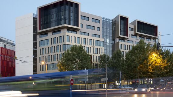 ConceptDoor 50 Alumínium ajtók, ThermoSystem 57 Alumínium ablakok és CW 50-SG Alumínium függönyfalak - Oz'One található Montpellier, Franciaország