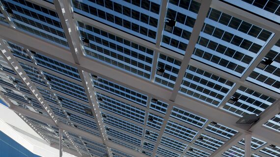 ConceptWall 50 Alumínium függönyfalak és BriseSoleil 100 Árnyékolás - Teatro municipal núria espert található Sant Andreu de la Barca, Spanyolország