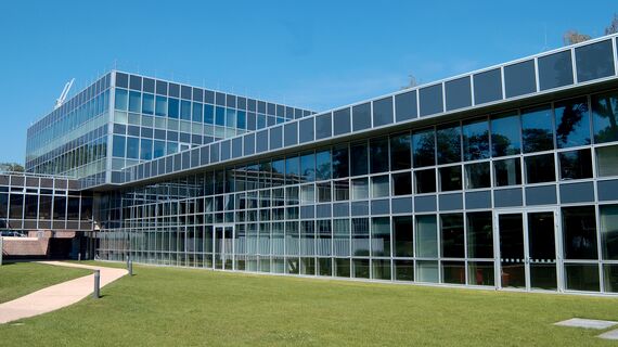 ConceptWall 86 Alumínium függönyfalak - College/University Insead található Fontainebleau, Franciaország